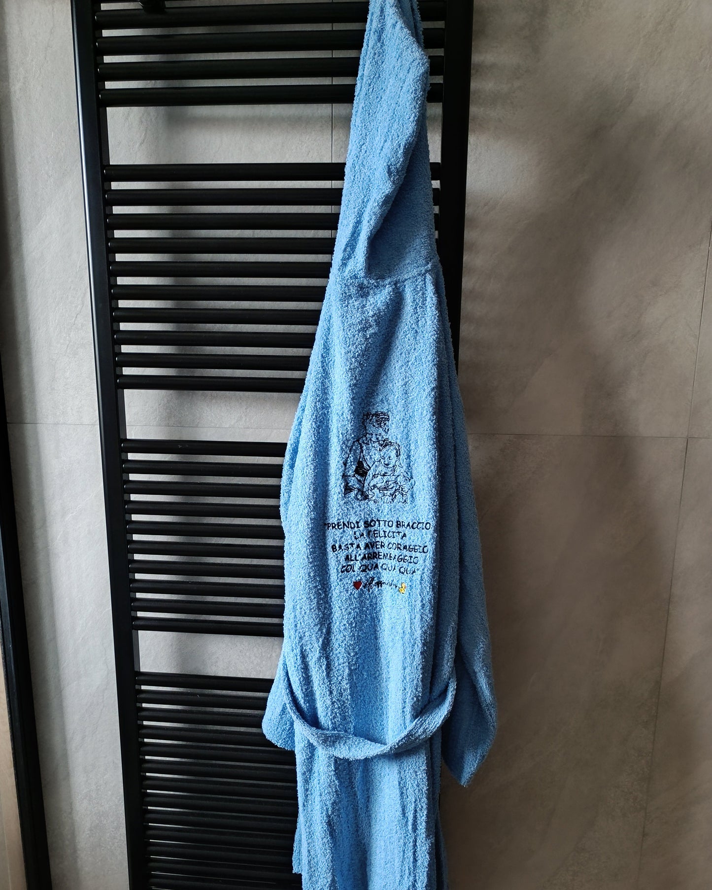 ACCAPPATOIO PERSONALIZZATO CON IL RICAMO DI UNA FOTO E DI UNA FRASE