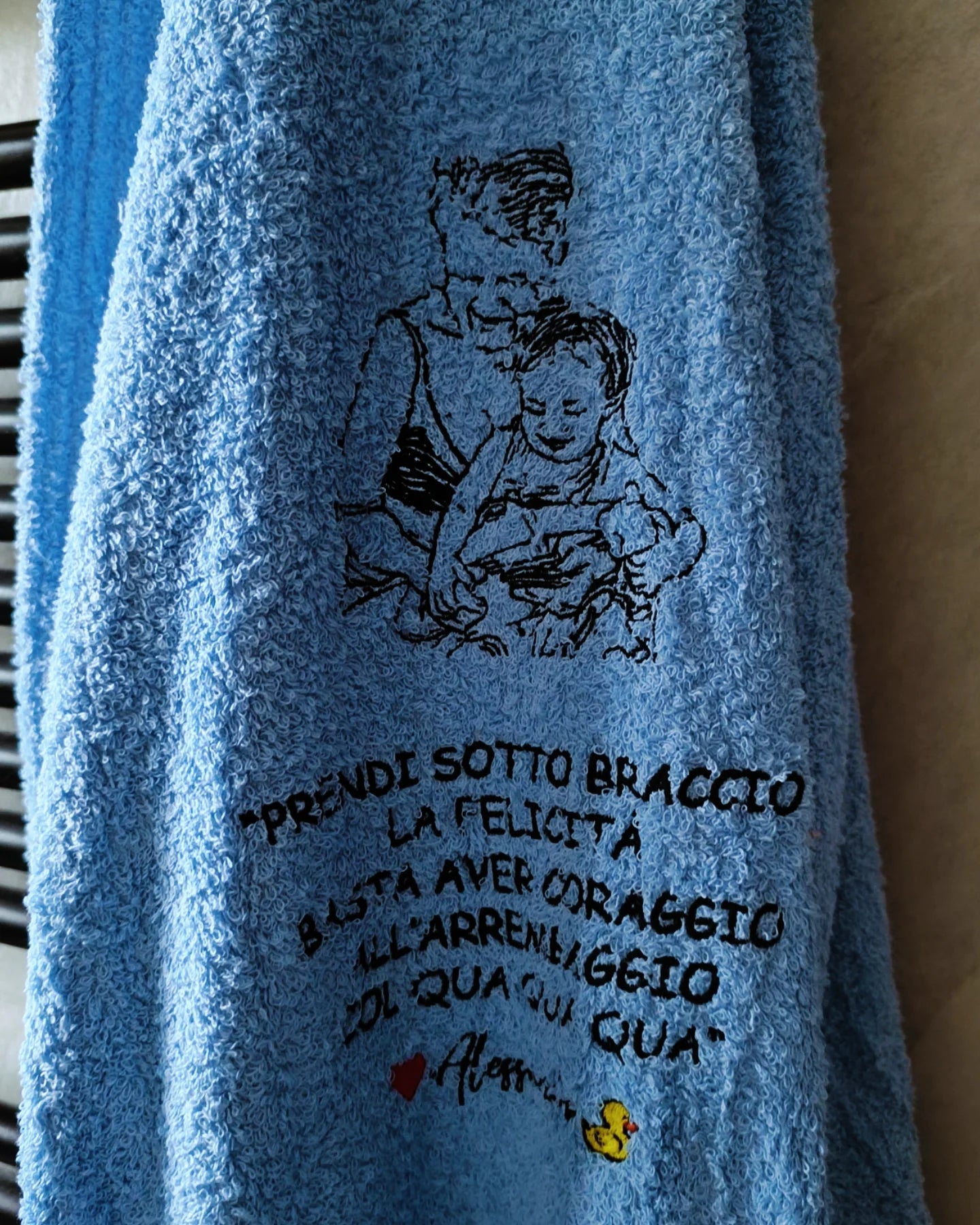ACCAPPATOIO PERSONALIZZATO CON IL RICAMO DI UNA FOTO E DI UNA FRASE