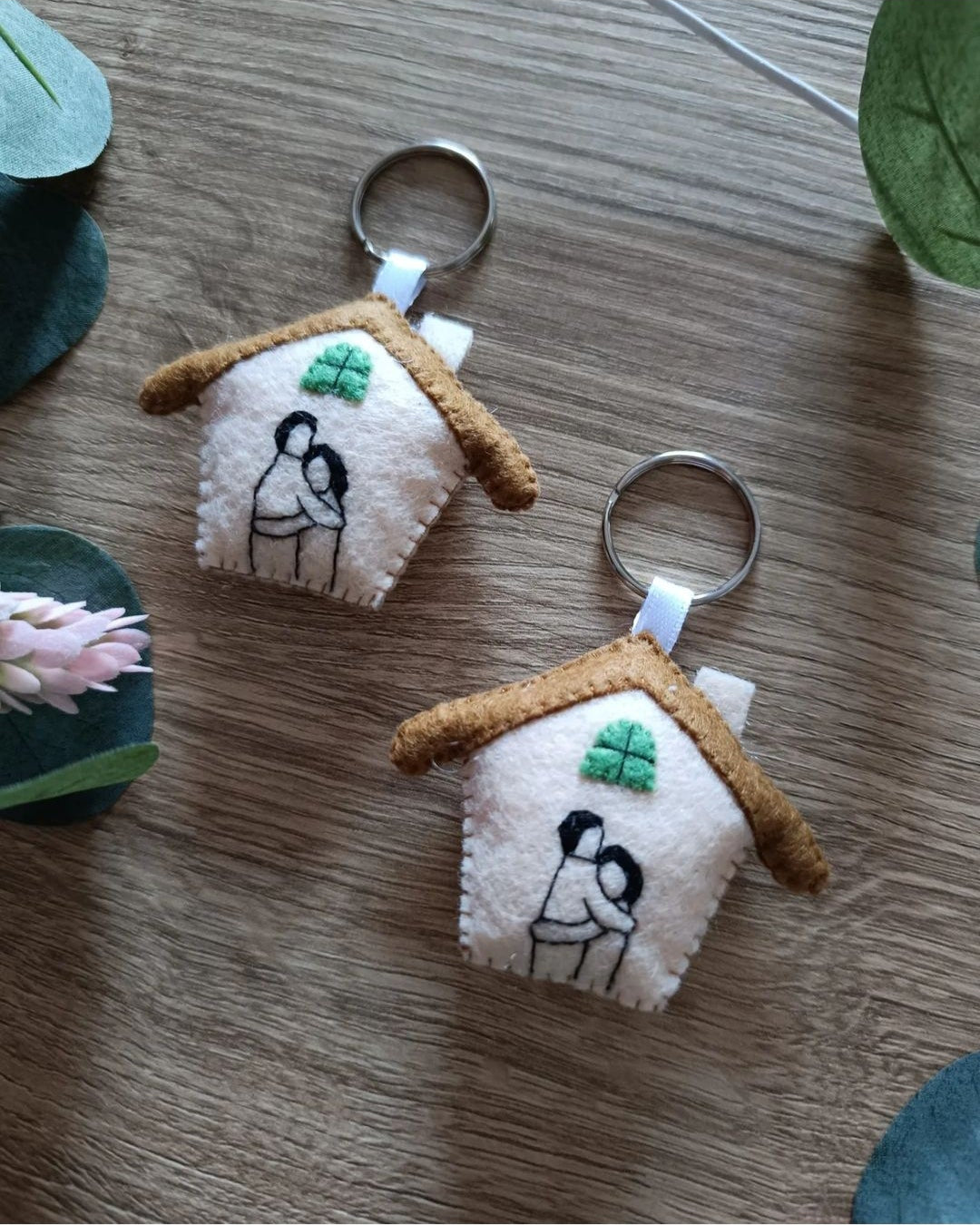 PORTACHIAVI CASETTE CON RICAMO A MANO