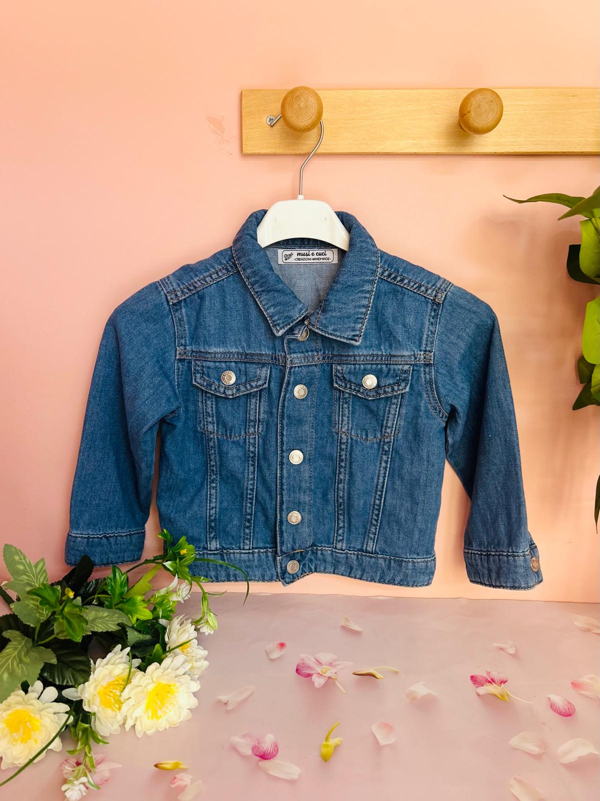 GIACCA IN JEANS CON IL RICAMO DEL NOME E DI UN ANIMALETTO