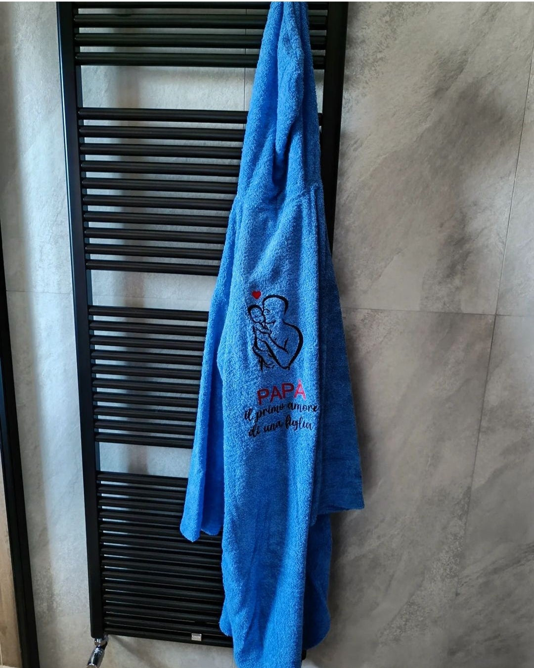 ACCAPPATOIO PERSONALIZZATO CON IL RICAMO DI UNA SAGOMA E DI UNA FRASE