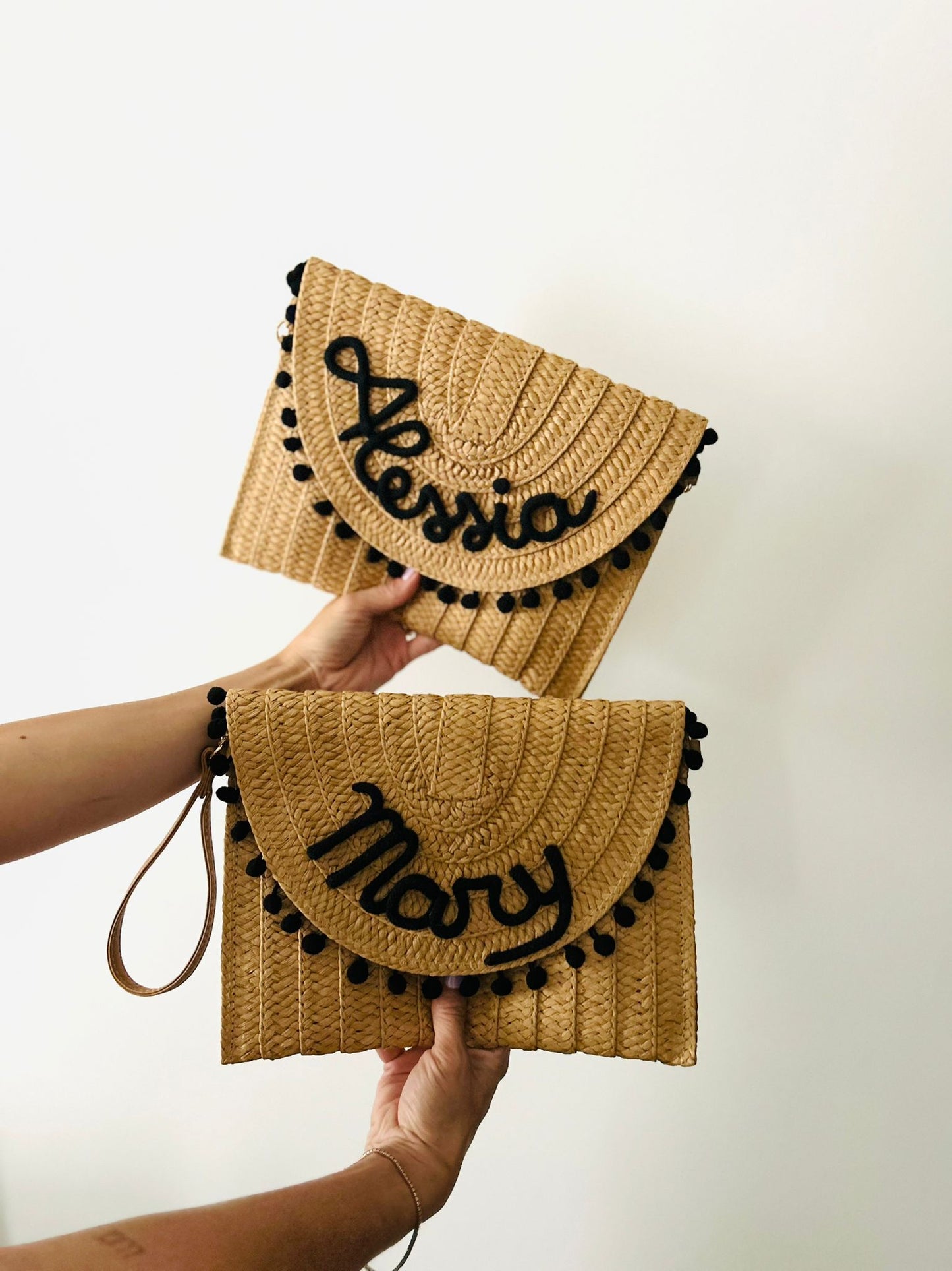 POCHETTE IN PAGLIA CON NOME E PON PON