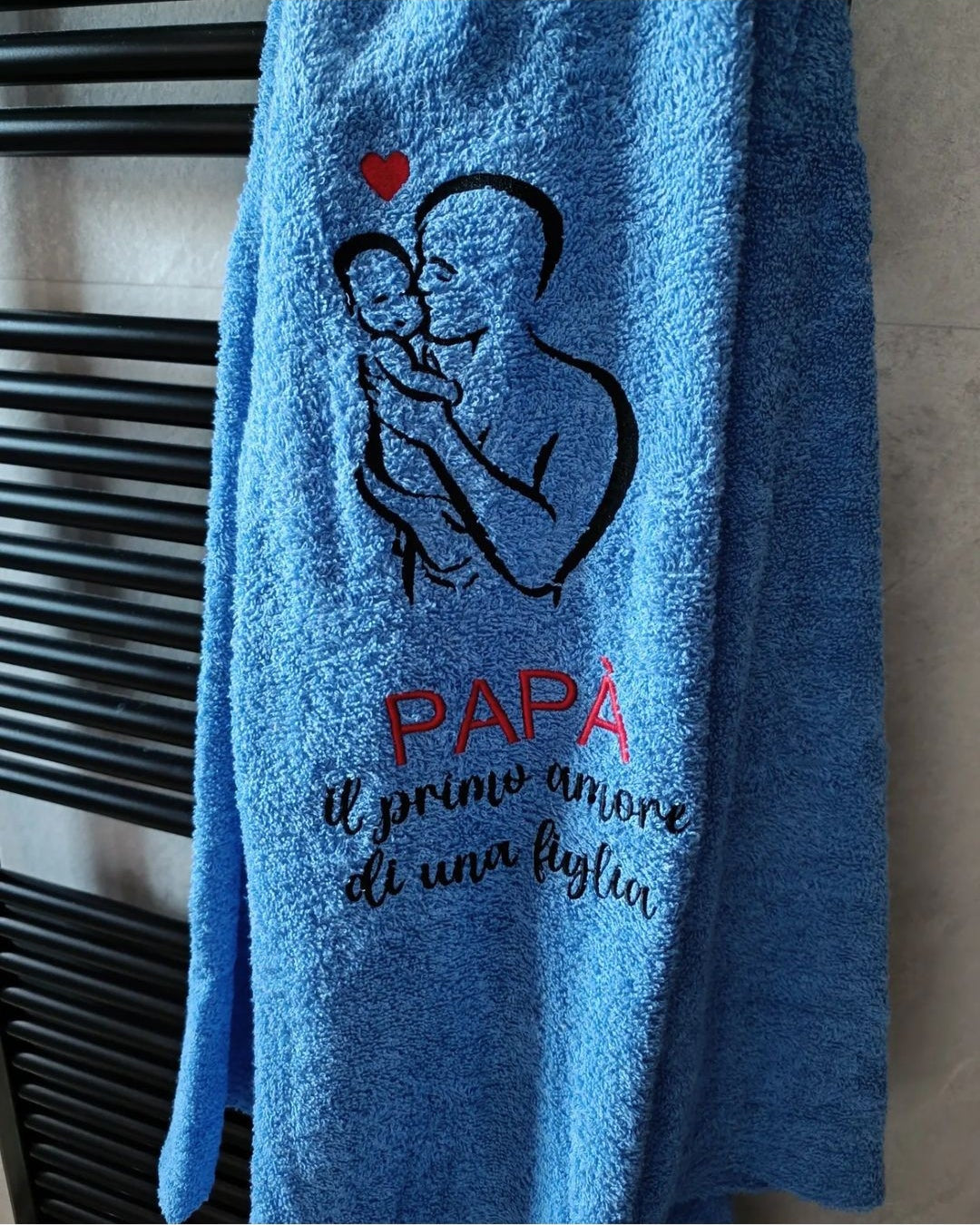 ACCAPPATOIO PERSONALIZZATO CON IL RICAMO DI UNA SAGOMA E DI UNA FRASE