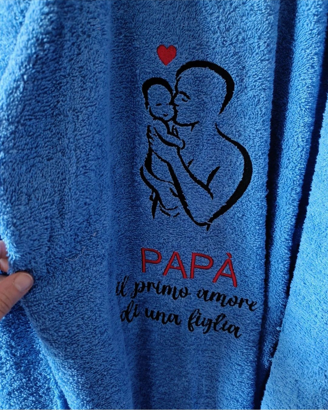 ACCAPPATOIO PERSONALIZZATO CON IL RICAMO DI UNA SAGOMA E DI UNA FRASE