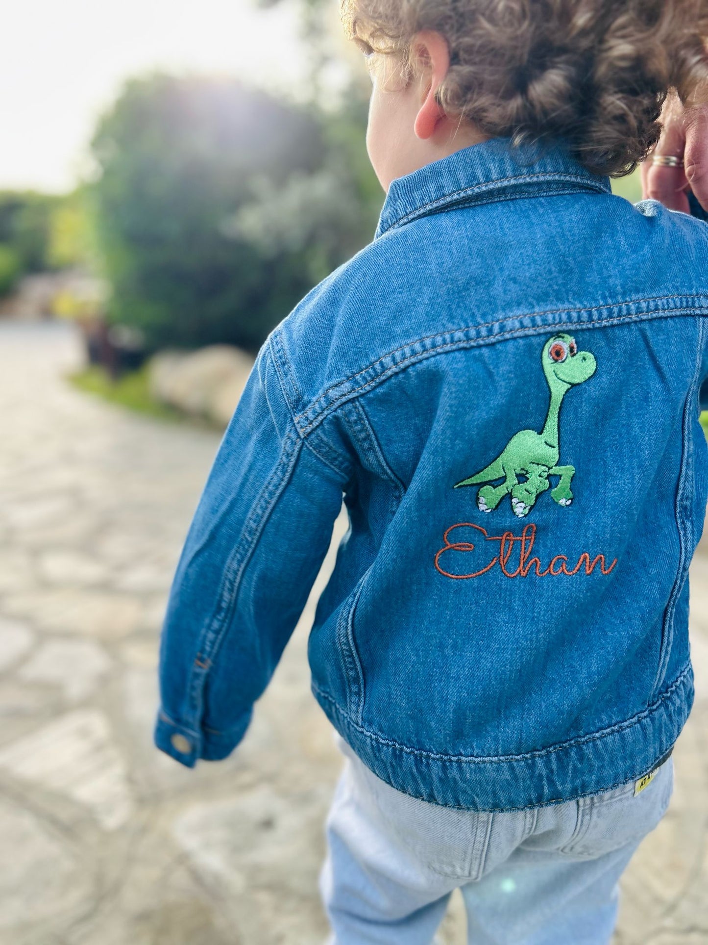GIACCA IN JEANS CON IL RICAMO DEL NOME E DI UN ANIMALETTO